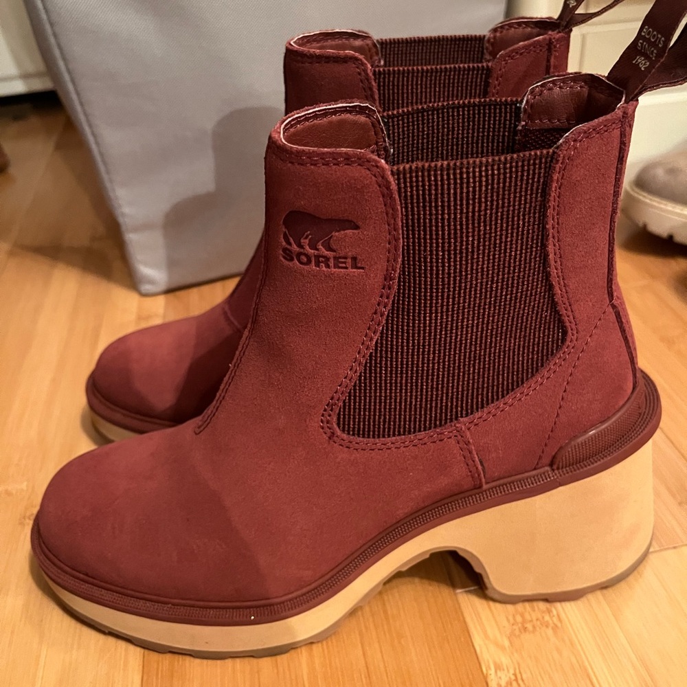 WOMEN'S HI-LINE™ HEEL CHELSEA BOOT